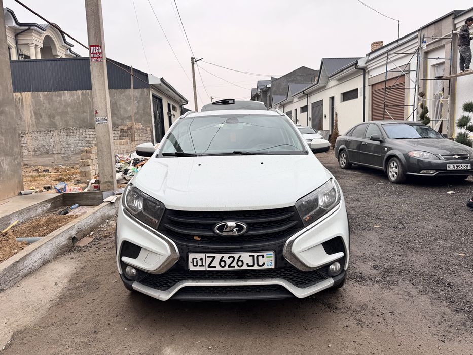 Lada XRaey.  2020 Praber 100000
