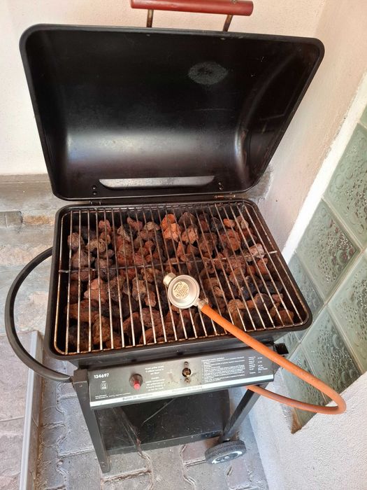 Grill pe gaz si pietre vulcanice