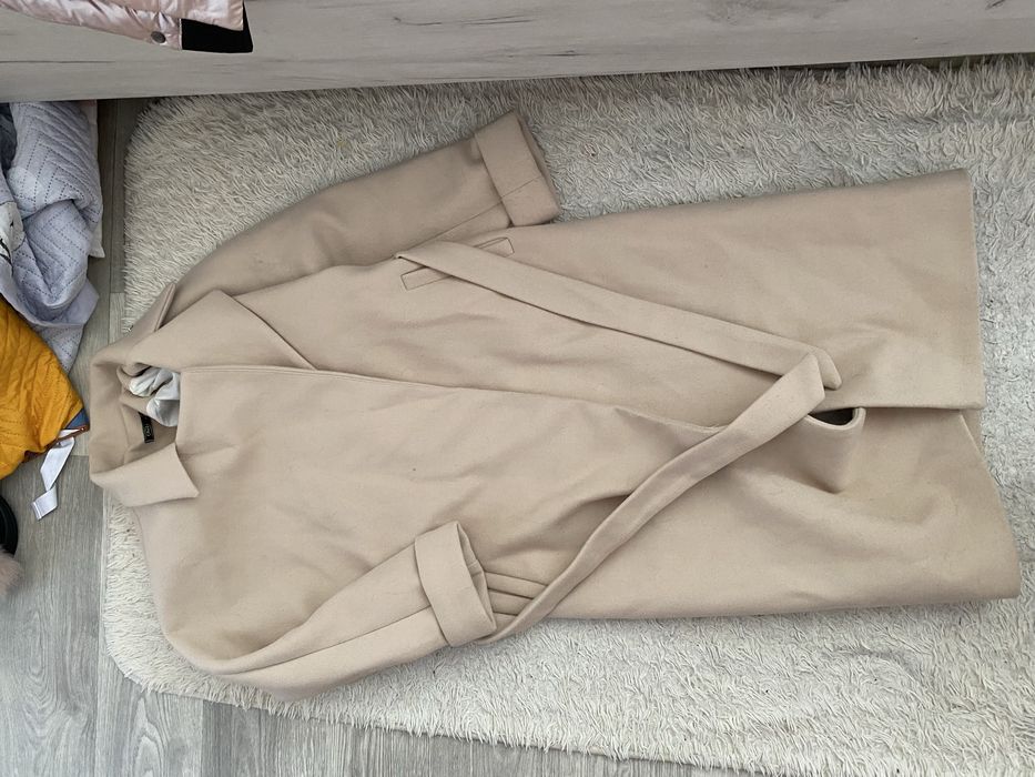 Продам пальто с поясом бу