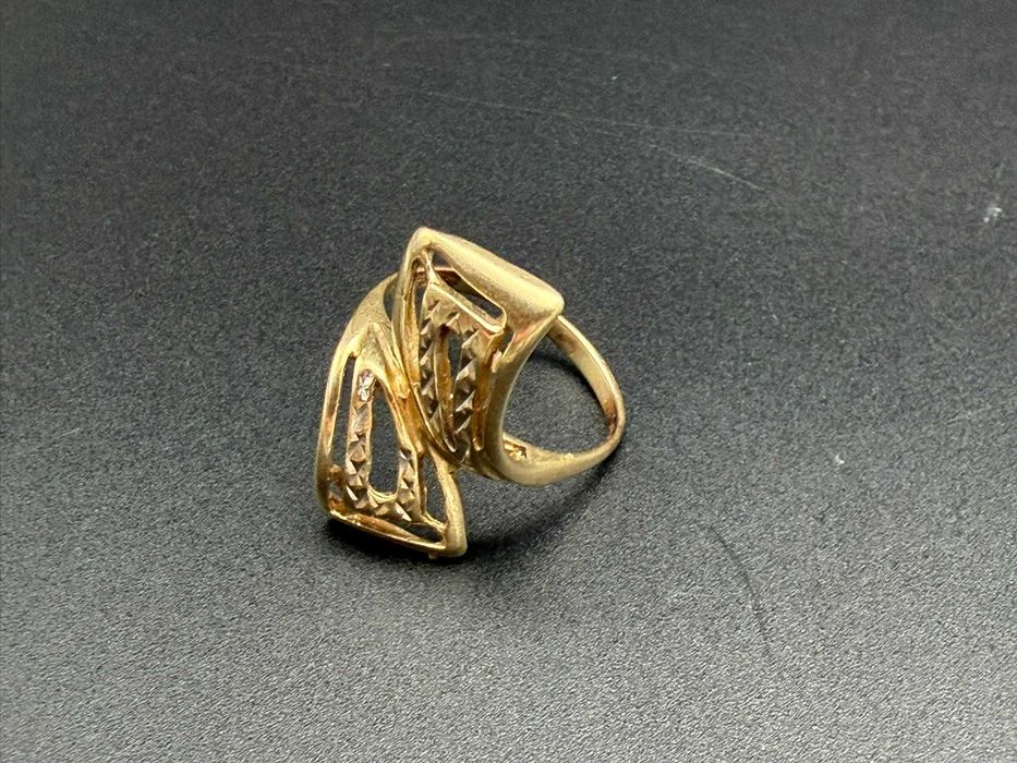 Dracula Amanet: Inel de aur 3.36gr/14K.