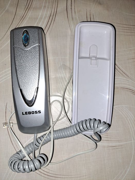 Telefon analog de perete