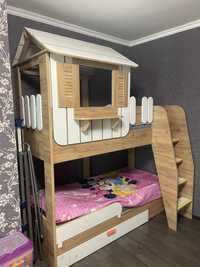 Двухярусная кровать любидом детская комната стеллаж и стол