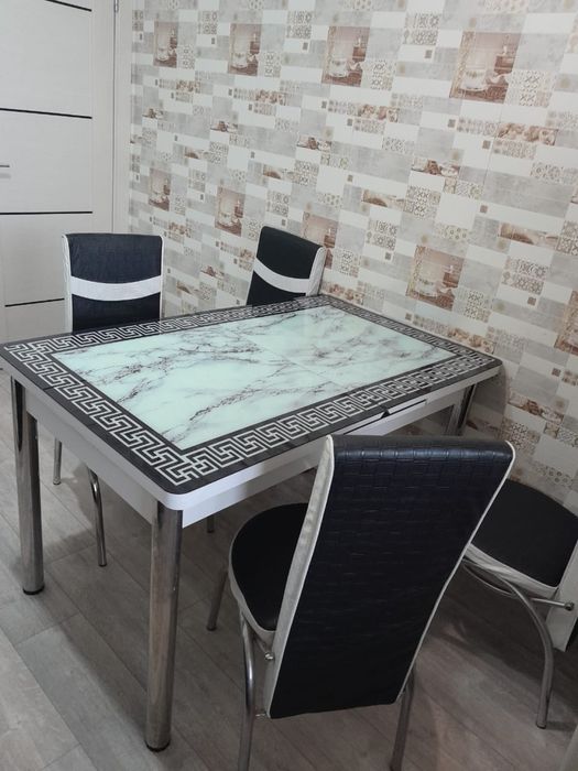 Продам стол кухонный и стулья