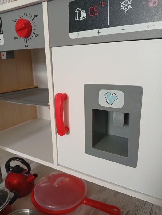 Дървена детска кухня + кухненски принадлежности