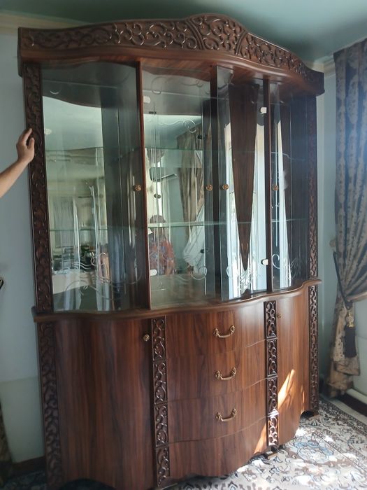 Сервант местный ореховый