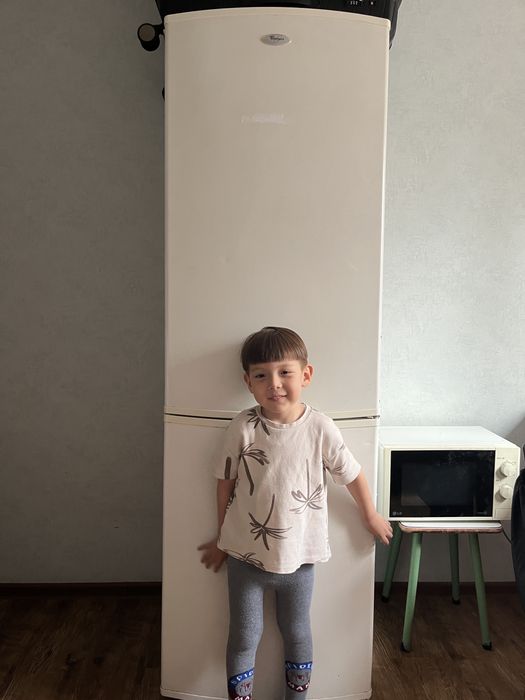 Холодильник двухкамерный Whirpool.