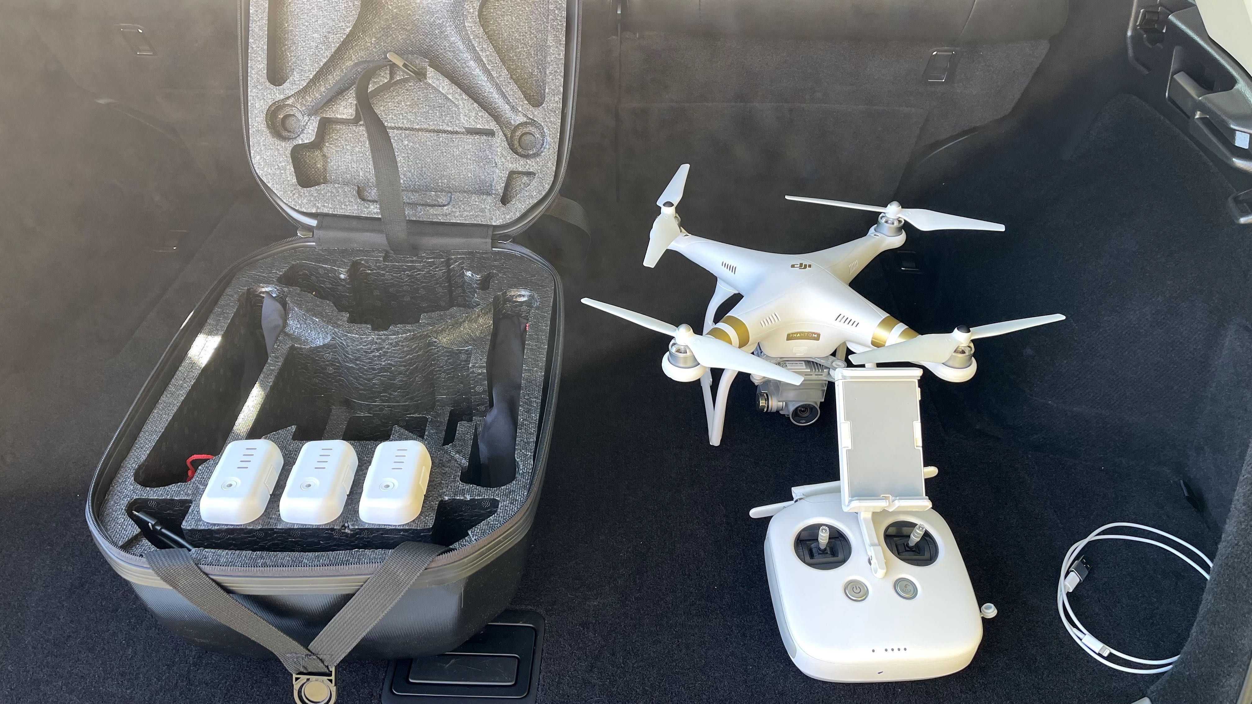 DJI Phantom 3 Professional + 4 батерии + раница КАТО НОВ