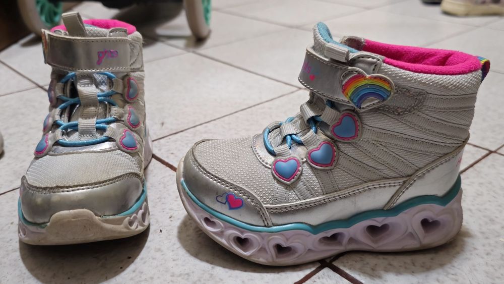 Skechers - Спортни обувки Heart Lights-Sweet с LED светлини, Сребрист