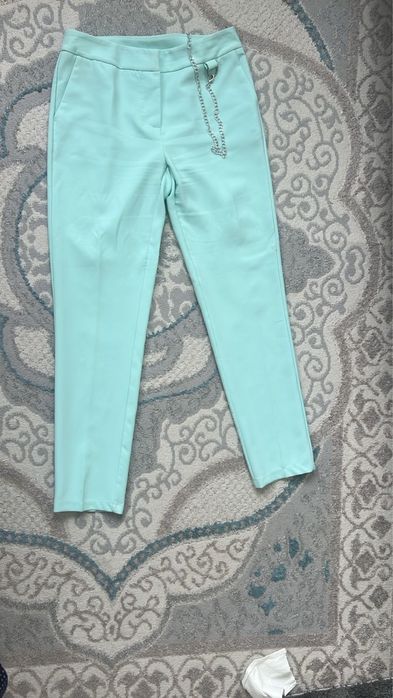 Брючной костюм отличного качества