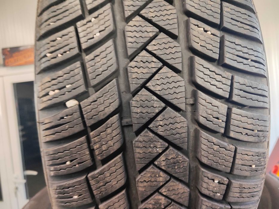 2бр.зимни гуми 225/45/18 Vredestein