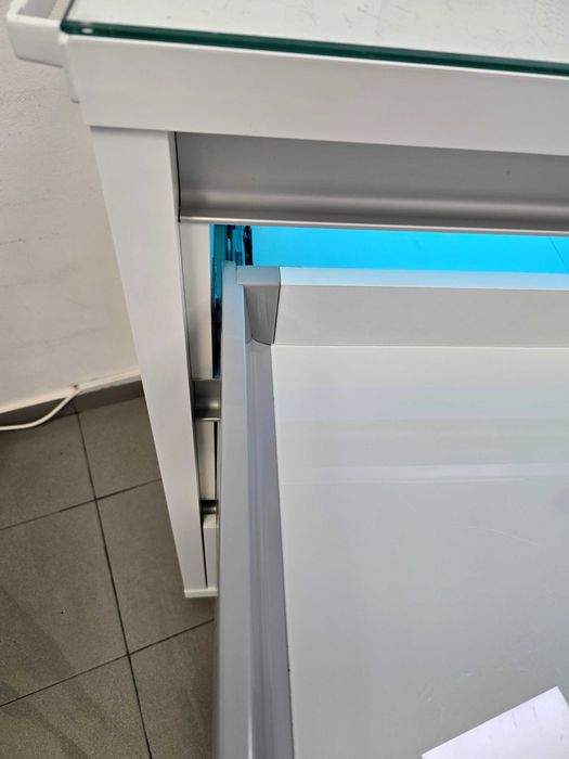 Професионален шкаф за педикюр / козметичен салон – удобен и стабилен