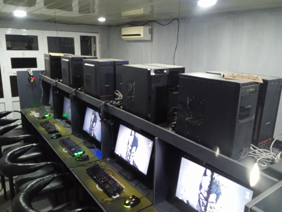 11 компьютеров вместе с мебелью и со стульями в рабочем состоянии клуб
