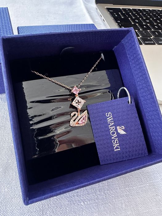 Colier Swarovski dancing swan rose gold cu piatra roz