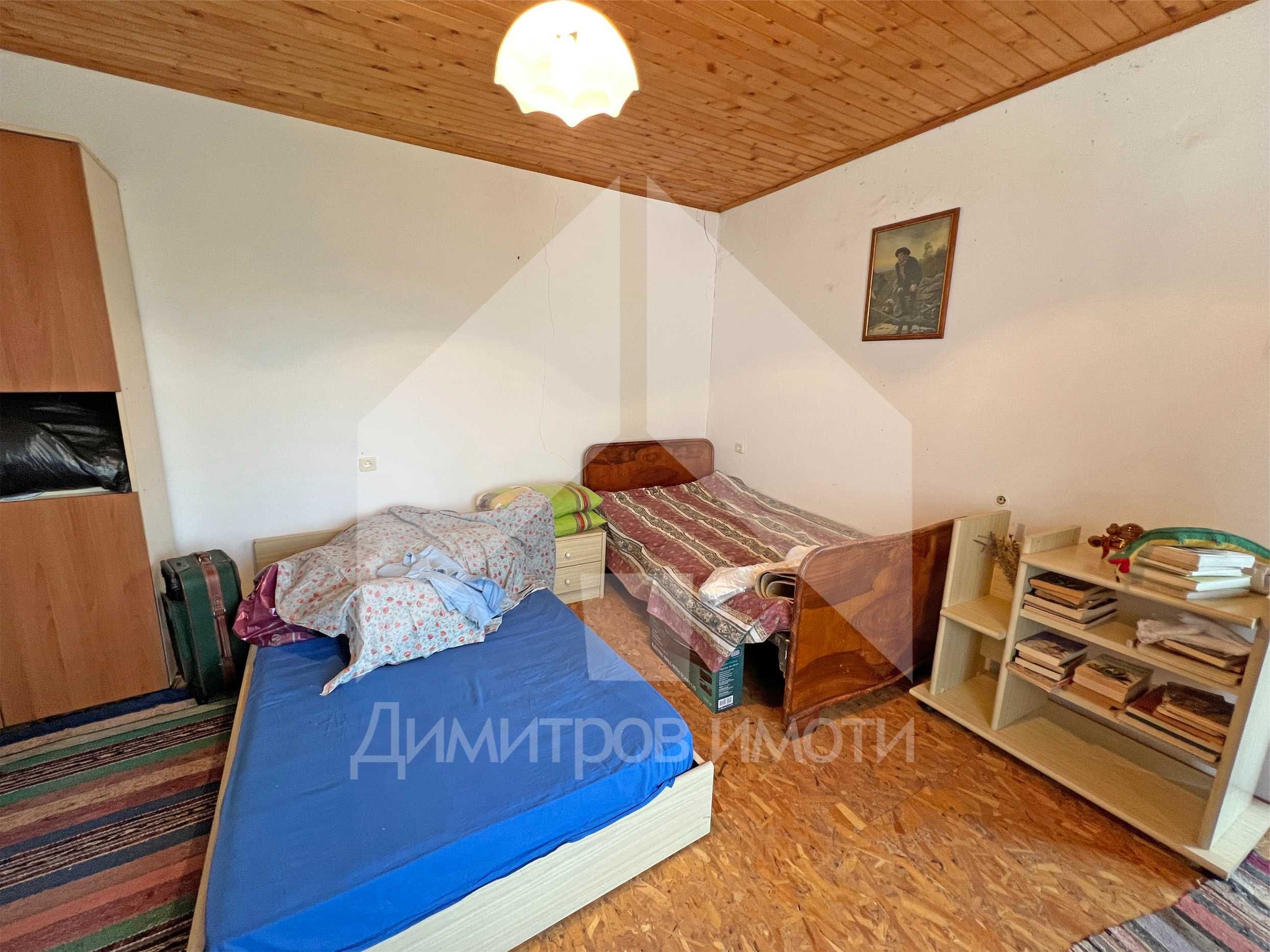 Продава се имение с площ от 4,5 дка в с. Войвода (общ. Нови пазар).