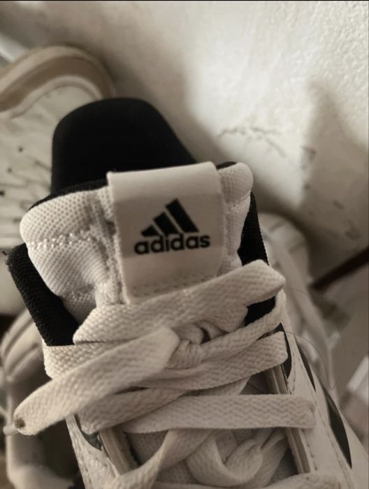 Adidași Adidas albi cu dungi negre – stare foarte bună