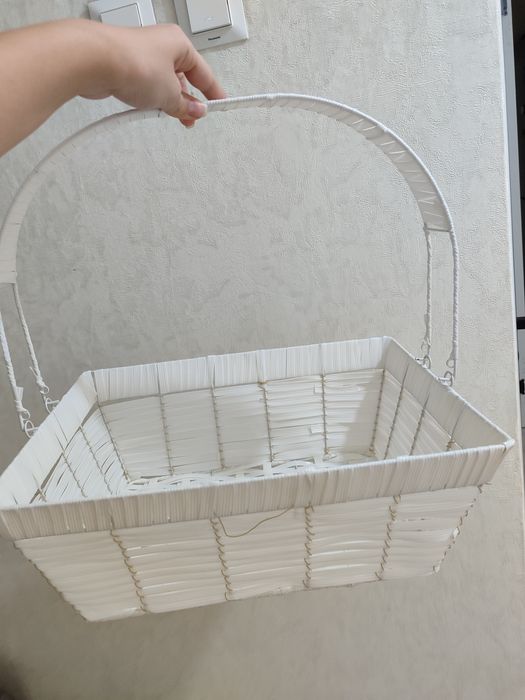 Белая корзина декоративная