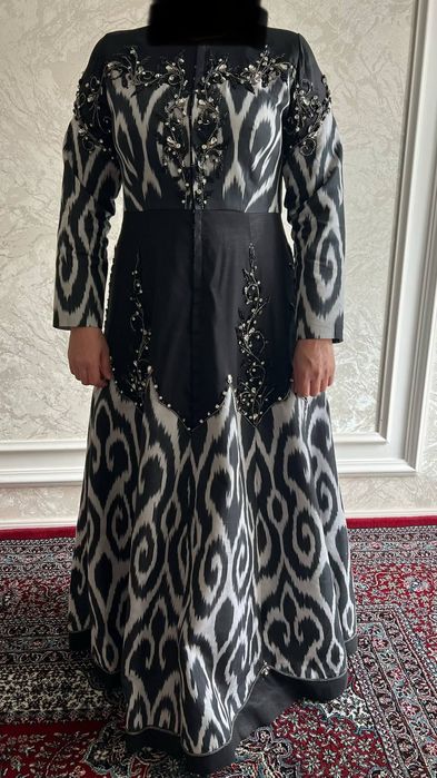 Бетакрор кўринишдаги адрас либос