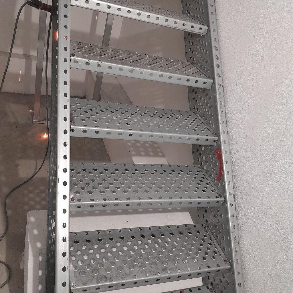 Confectionam scarii metalice zincate exterioare și pentru incendii , p
