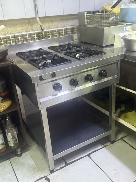 Профессиональная газовая плита с 4 конфорками Б/У