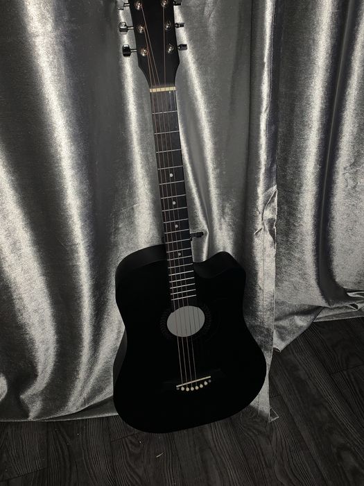 Продам акустическую гитару