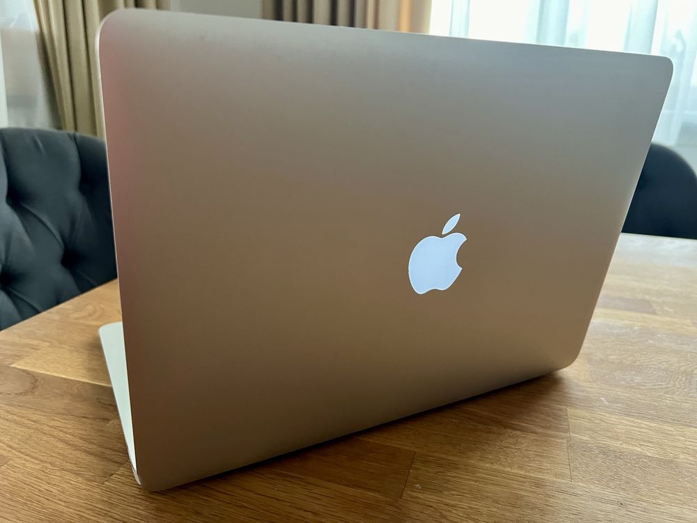 Macbook Air 13' i5, 4GB RAM, 256GB Flash