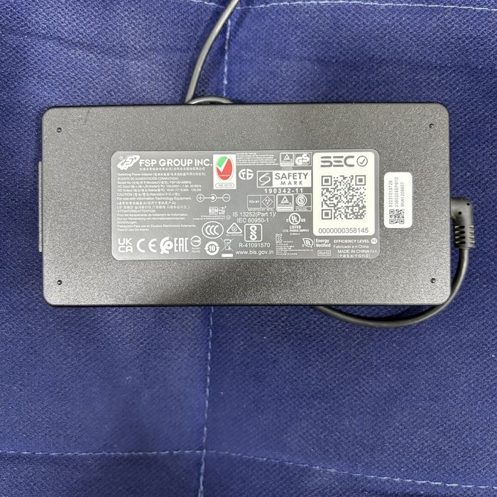 Продается зарядка для ноутбука 120w