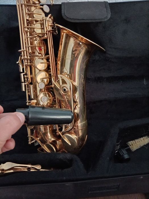 Саксофон продаётся на фирме "SLADE" муштук,трос, футляры, есть.