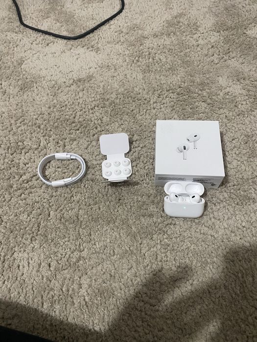 Vand AirPods pro 2 purtate de cateva ori