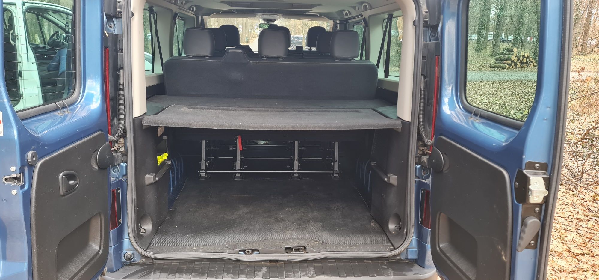 Inchiriez microbus 8+1