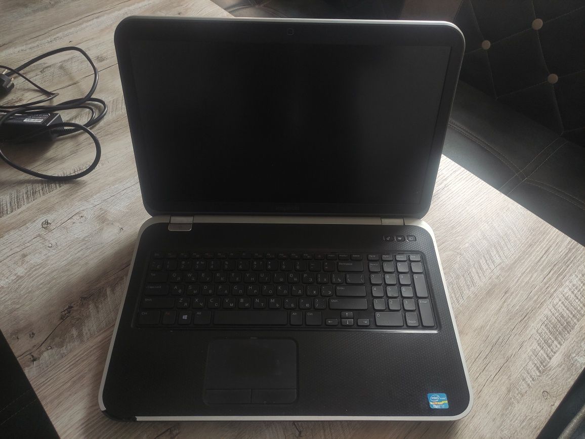 Noutbuk DELL inspiron