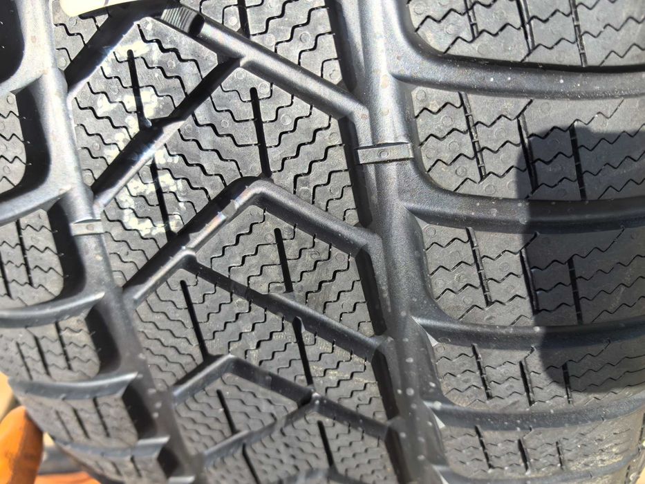 275/35/21 Пирели ДОТ 2023 г - Чисто Нова - САМО 1 брой