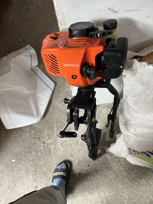 Vand motor de barca cu cap de motocoasa aproape nou