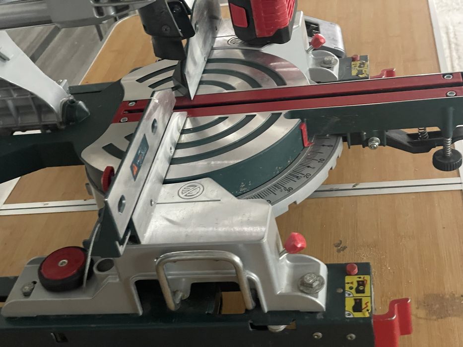 Bosch circular stationar pe acumulator 18v