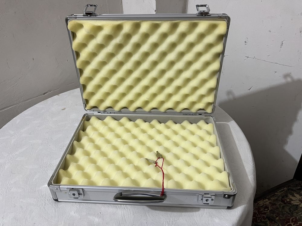 Valiza metalica cu protectii 40x28 Case Travel cu incuietoare