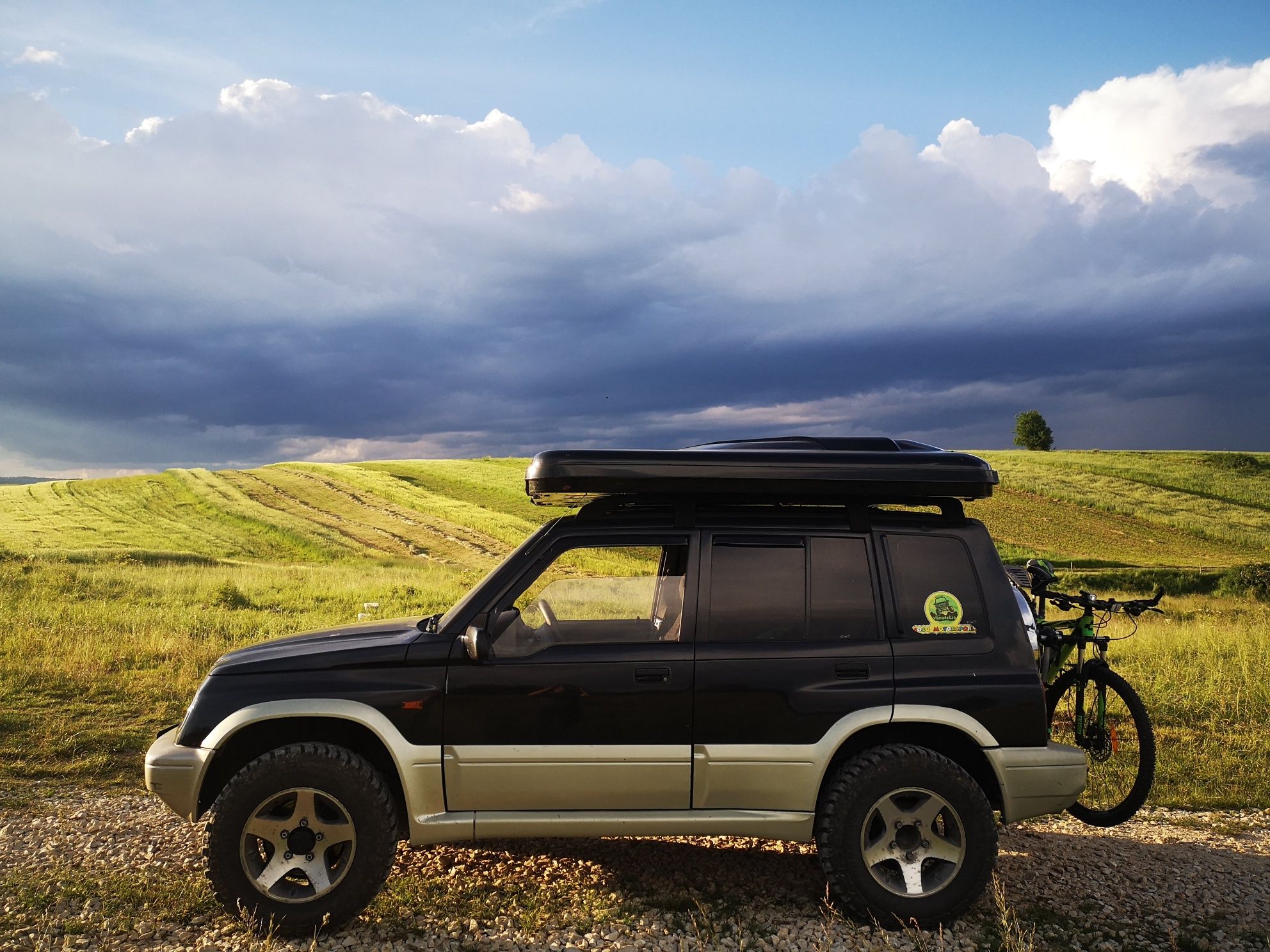 Suzuki Vitara cu extraoptiune de cort pe plafon