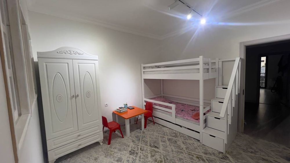 Деревянная двухъярусная кровать для детей