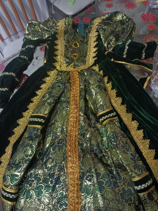 Продам костюм королевы 32 размер