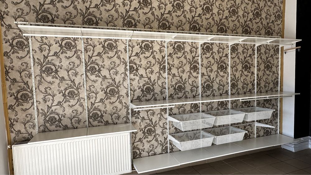 Mobilier pentru expunere magazin de haine sau dressing.