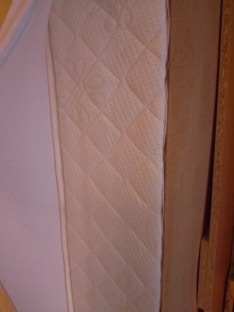 Продавам легло с матрак и ракла.