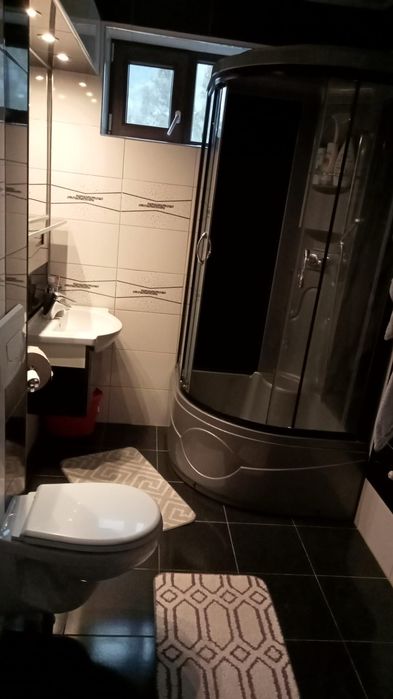 Închiriez apartament cu două camere.