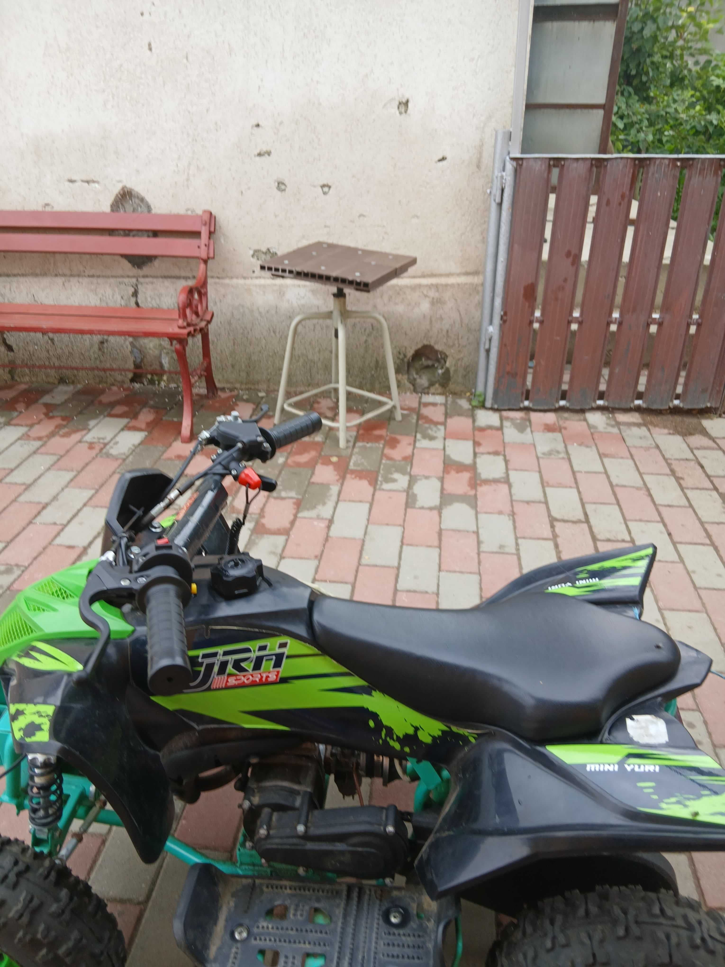 Vând ATV 49cc.  Este folosit prea puțin. De aceea îl și vand,
