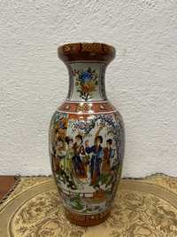 Китайска порцеланова ваза изрисувана ръчно