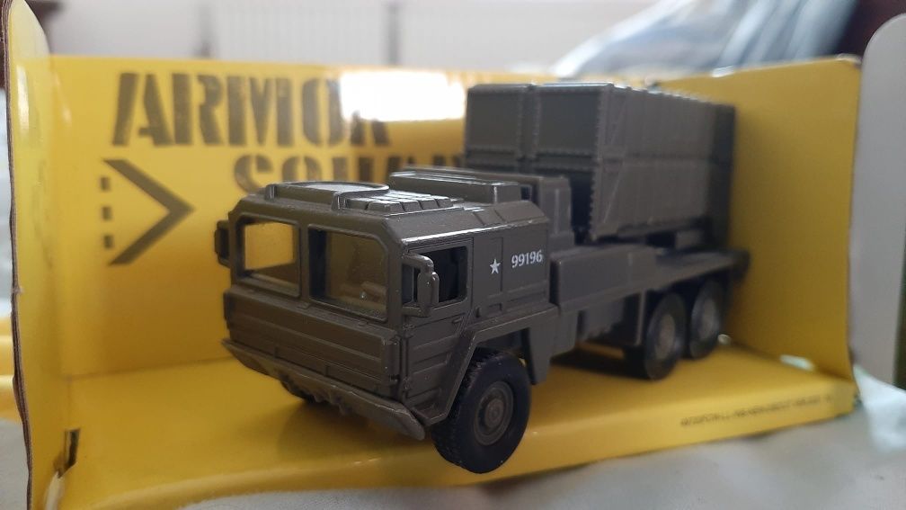 Mașinuță  militară de jucărie pentru copii.