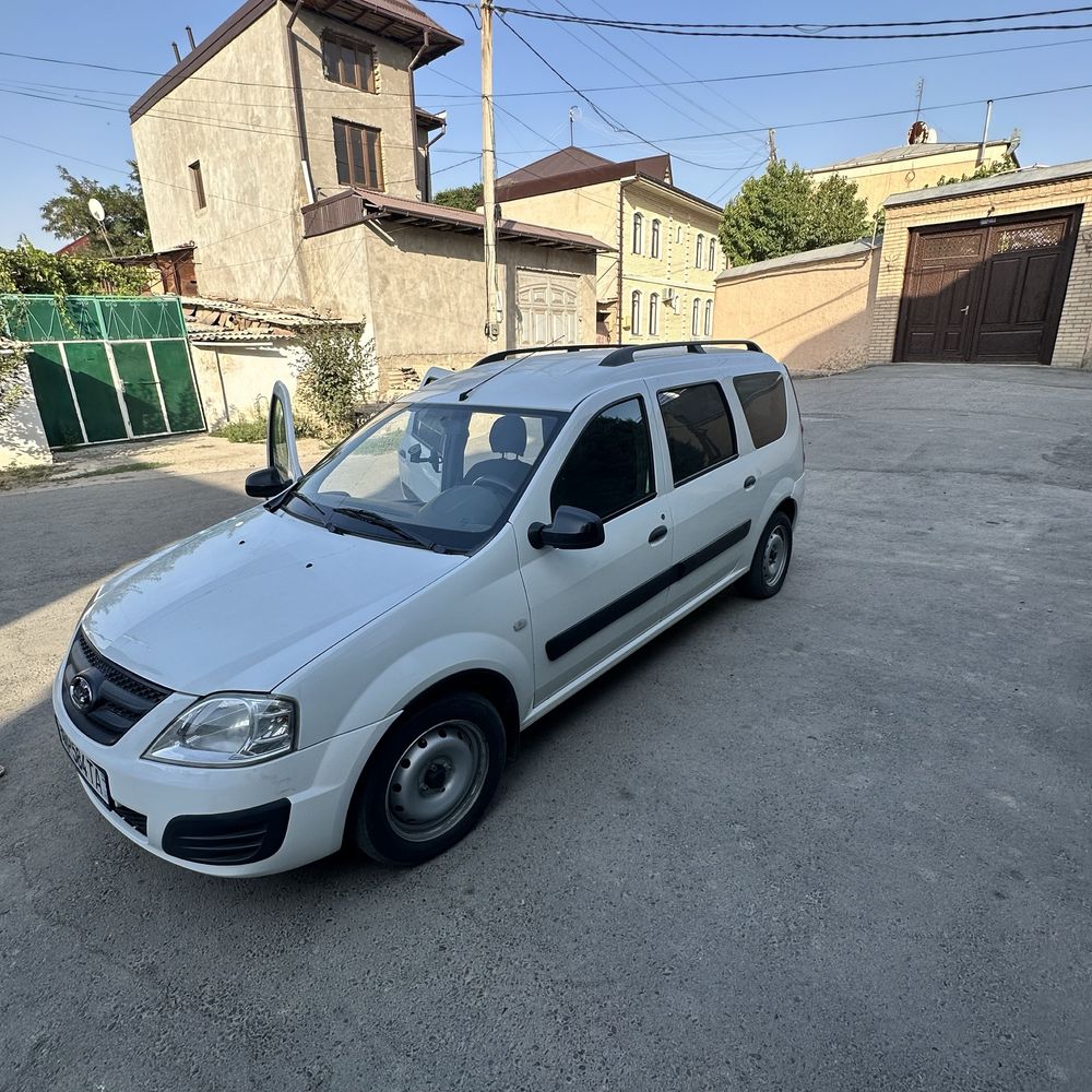 Lada Largus белого цвета