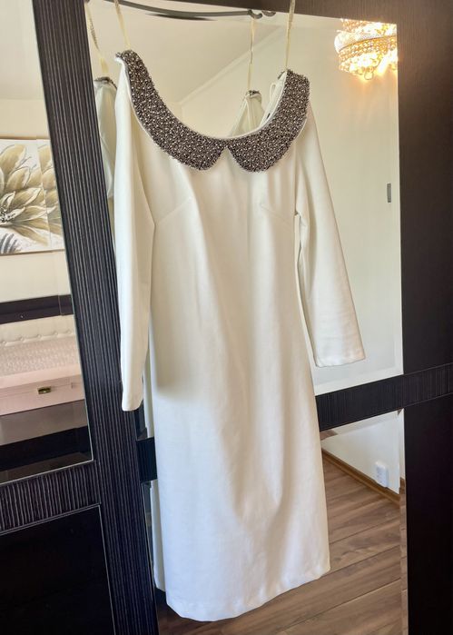 Vand rochie alba cu guler cu ștrasuri gri