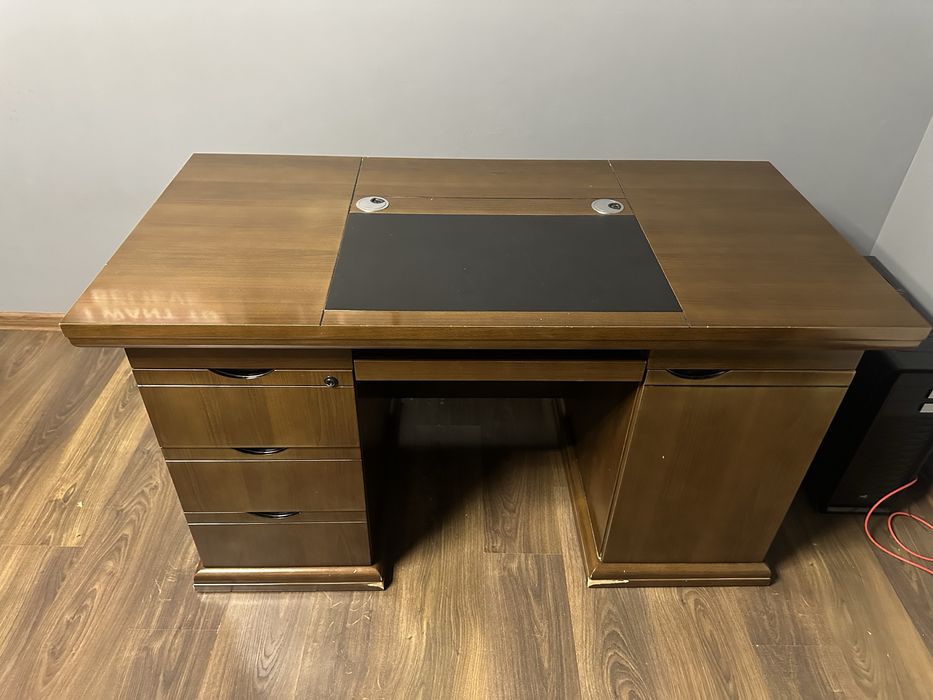 Кабинетный стол из дерева