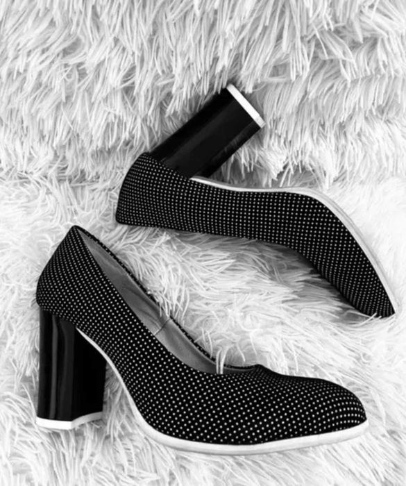 Елегантни обувки черни на бели точки