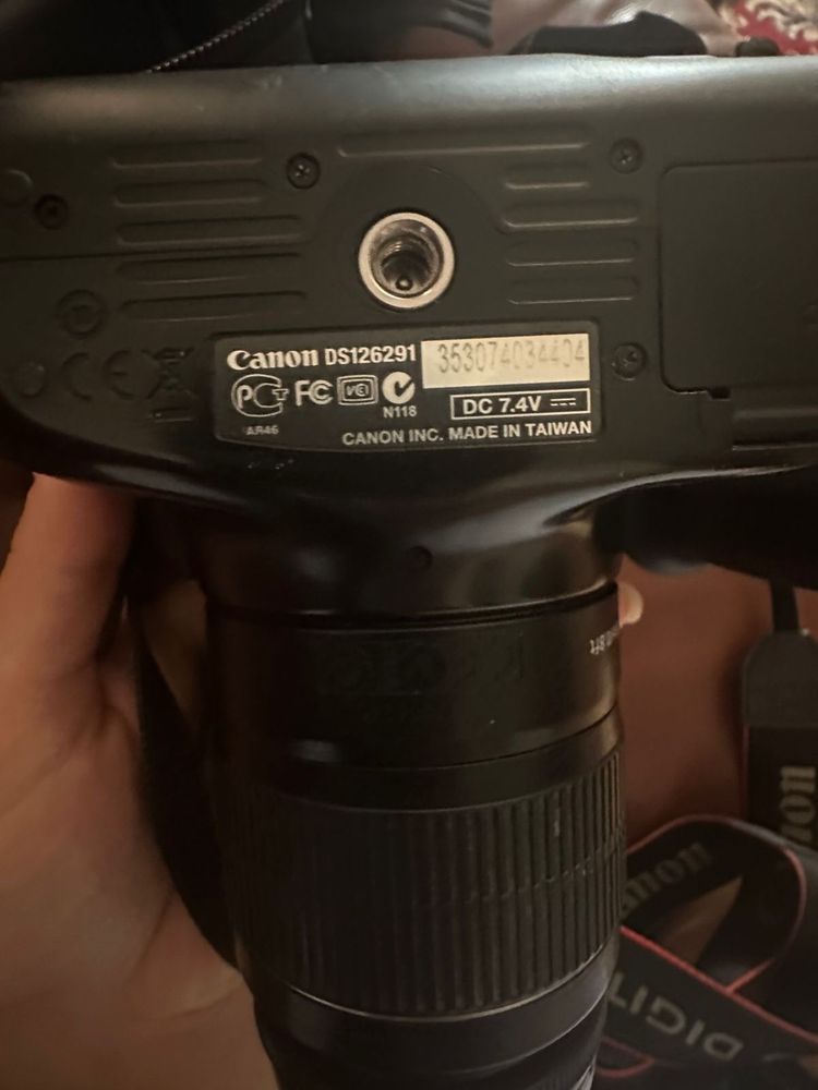 Canon EOS 1100D отличного качества , есть обьектив и прочие аксессуары