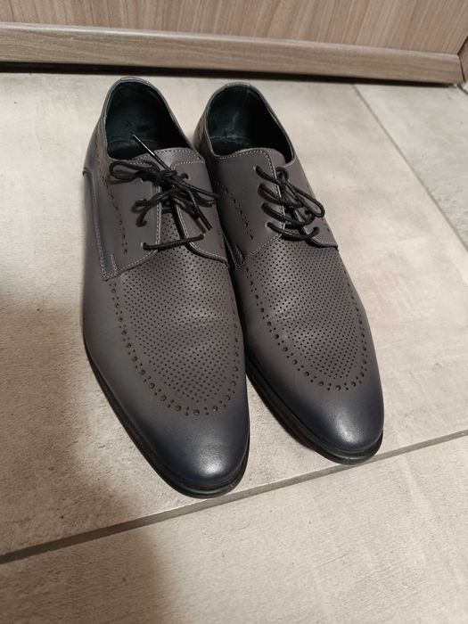 Vând pantofi piele naturală gri Nr. 41