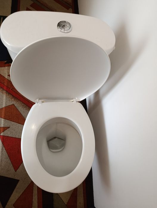 Продавам тоалетна моноблок